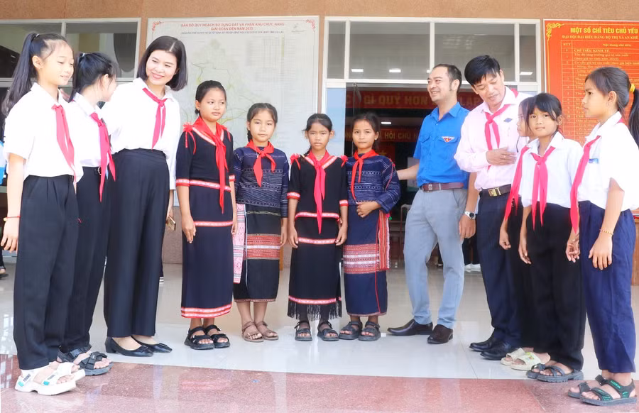 1them-dai-bieu-hdnd-thi-xa-an-khe-dai-dien-doan-truong-tro-chuyen-voi-cac-em-hoc-sinh-trong-thoi-gian-giai-lao-tai-chuong-trinh-tiep-xuc-doi-thoai-anh-ngoc-minh-823.jpg