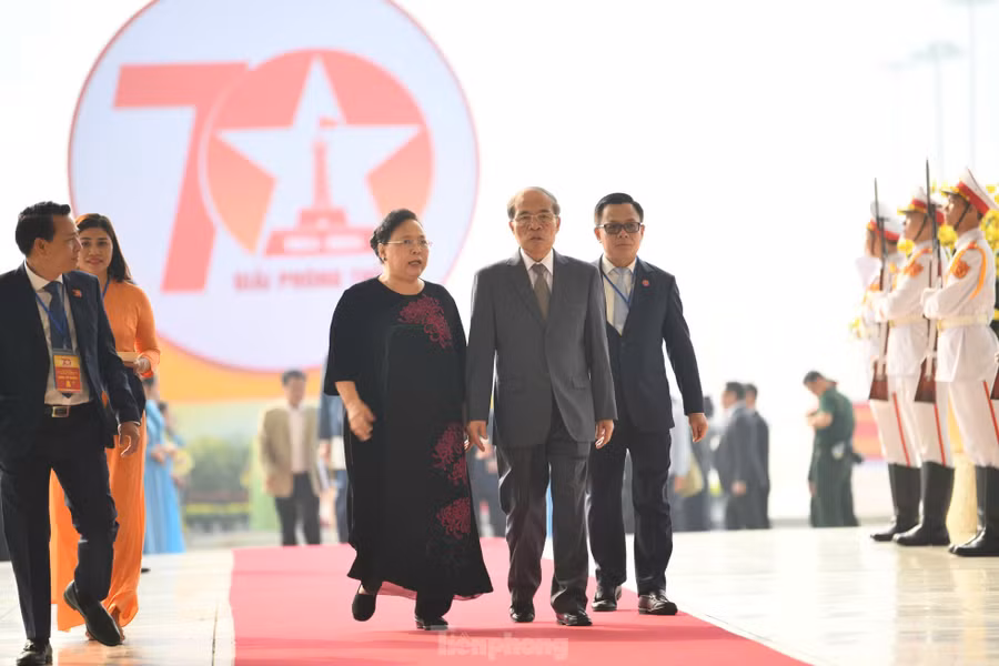 Nguyên Chủ tịch Quốc hội Nguyễn Sinh Hùng về dự chương trình kỷ niệm 70 năm Ngày Giải phóng Thủ đô. Ảnh: Như Ý.