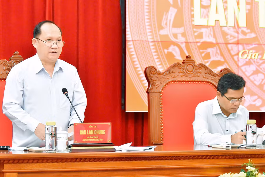 chu-tich-ubnd-tinh-rah-lan-chung-dieu-hanh-phan-thao-luan-tai-hoi-nghi-7296.jpg