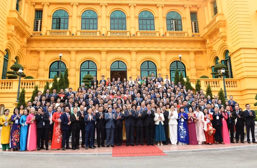 Tổng Bí thư, Chủ tịch nước Tô Lâm gặp mặt Đoàn đại biểu doanh nhân tiêu biểu của Liên đoàn Thương mại và Công nghiệp Việt Nam (VCCI) và Hội Doanh nghiệp tư nhân Việt Nam, chiều 11-10. Ảnh: VIẾT CHUNG