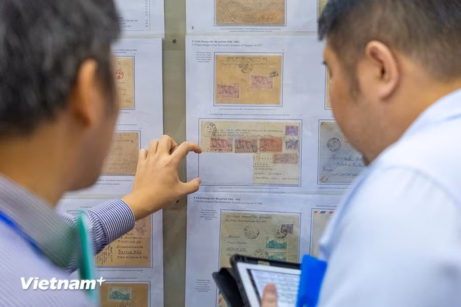 Đây là sân chơi nhằm tăng cường sự giao lưu hợp tác giữa các nhà sưu tập Tem các nước. (Ảnh: Minh Sơn/Vietnam+)