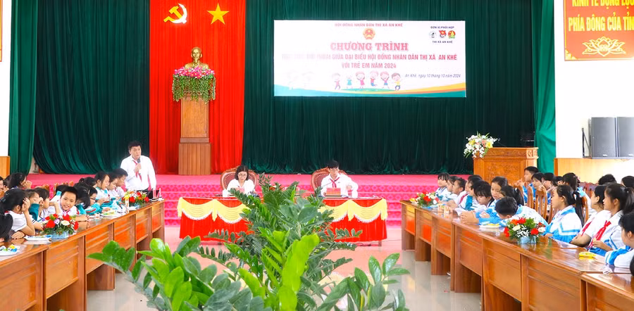 0them-tai-chuong-trinh-tiep-xuc-doi-thoai-giua-dai-bieu-hdnd-voi-tre-em-ong-dang-quoc-hoai-huy-pho-chu-tich-ubnd-thi-xa-an-khe-giai-thich-thau-dao-cac-cau-hoi-cua-hoc-sinh-anh-ngoc-minh-9418.jpg