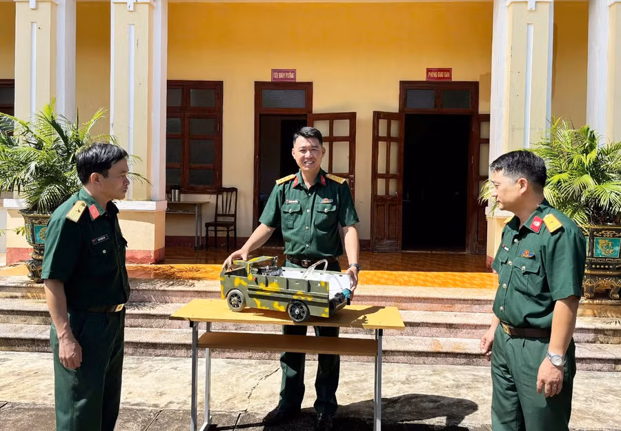 2-thuong-uy-nguyen-ngoc-truong-dung-mo-hinh-de-gioi-thieu-ve-tinh-nang-tac-dung-cua-sang-kien-330.jpg