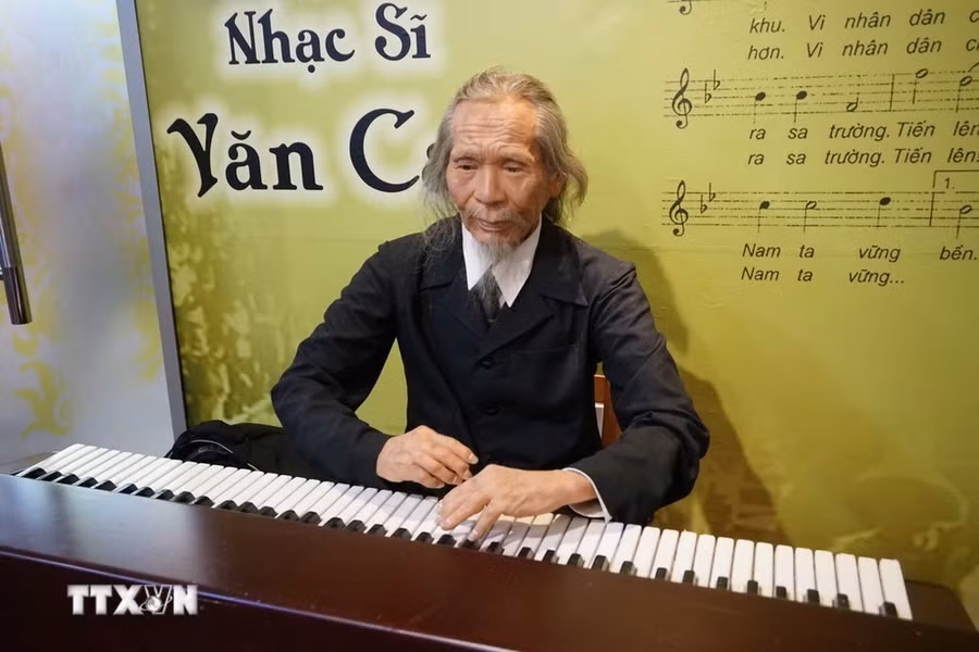 Tượng sáp nhạc sỹ Văn Cao đặt tại Nhà trưng bày tượng sáp nghệ sỹ Việt Nam trong Nhà hát Hòa Bình, Thành phố Hồ Chí Minh. (Ảnh: Phương Vy/TTXVN)