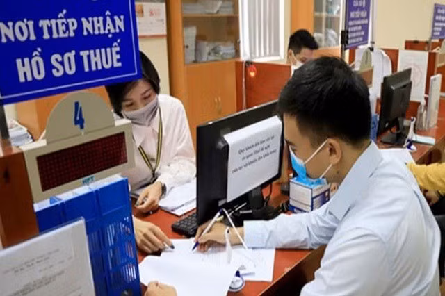 Người dân làm thủ tục tại cơ quan thuế. Ảnh minh họa: ST.
