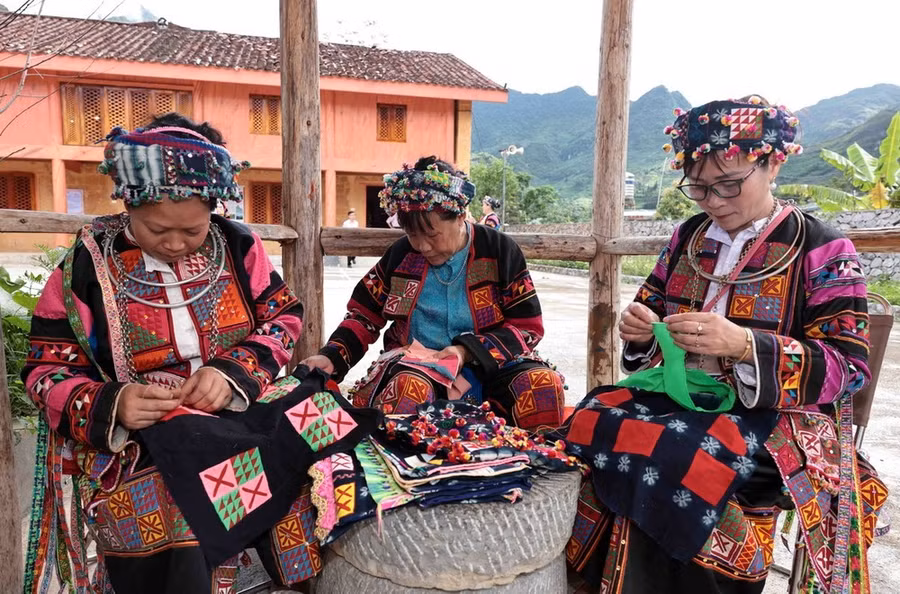 Phụ nữ Lô Lô với bàn tay khéo léo thêu hoa văn trên trang phục truyền thống. (Ảnh: Trần Việt/TTXVN)