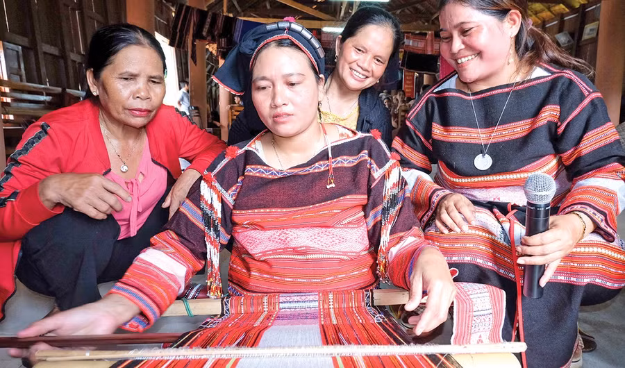 Văn hóa tạo sinh kế sẽ giúp người dân vừa giữ nghề, vừa nâng cao thu nhập. Ảnh: Ngọc Nhuận