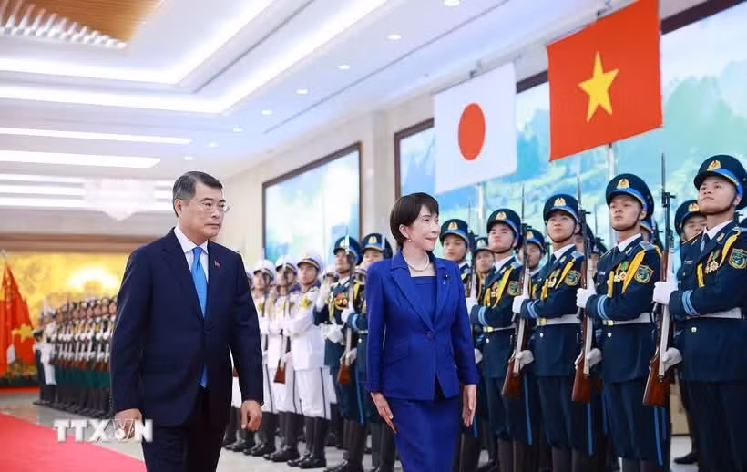 Thủ tướng Lê Minh Hưng và Thủ tướng Nhật Bản Takaichi Sanae duyệt Đội danh dự Quân đội Nhân dân Việt Nam. (Ảnh: Dương Giang/TTXVN)