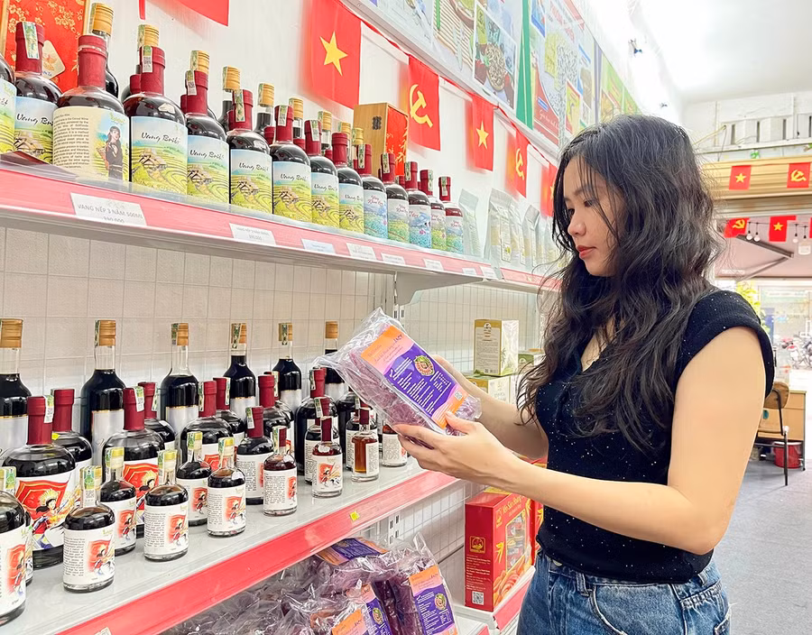 Các sản phẩm từ khoai lang tím của Công ty TNHH Thực phẩm Trương Gia (phường An Nhơn Nam). Ảnh: Vũ Thảo