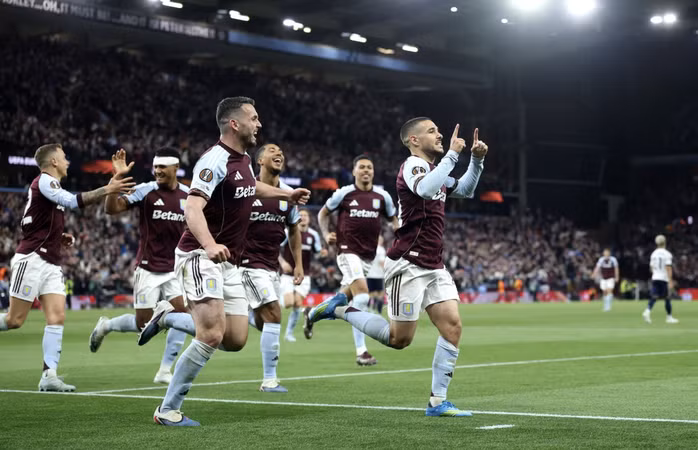 Aston Villa thăng hoa trong đệm Villa Park.