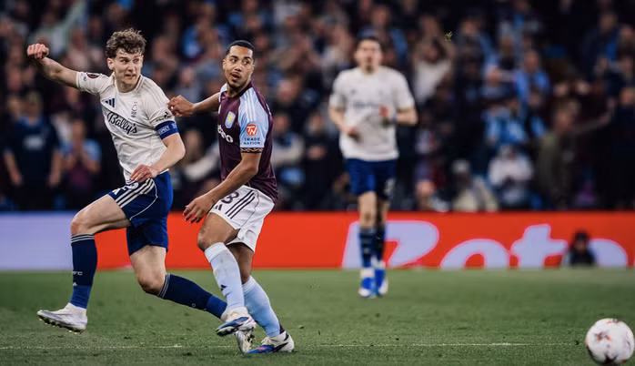 Chris Wood đối đầu cùng Youri Tielemans.