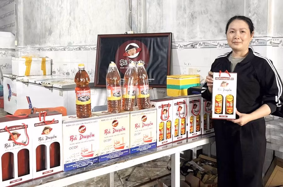 Sản phẩm được chứng nhận OCOP giúp cơ sở sản xuất nước mắm của bà Trần Thị Duyên (phường Hoài Nhơn Đông) thuận lợi trong tiêu thụ. Ảnh: Hồng Thương