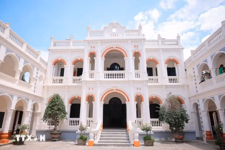 Dinh thự Hoàng A Tưởng là điểm đến không thể bỏ qua trong hành trình khám phá cao nguyên trắng Bắc Hà. (Ảnh: Hoàng Hiếu/TTXVN)