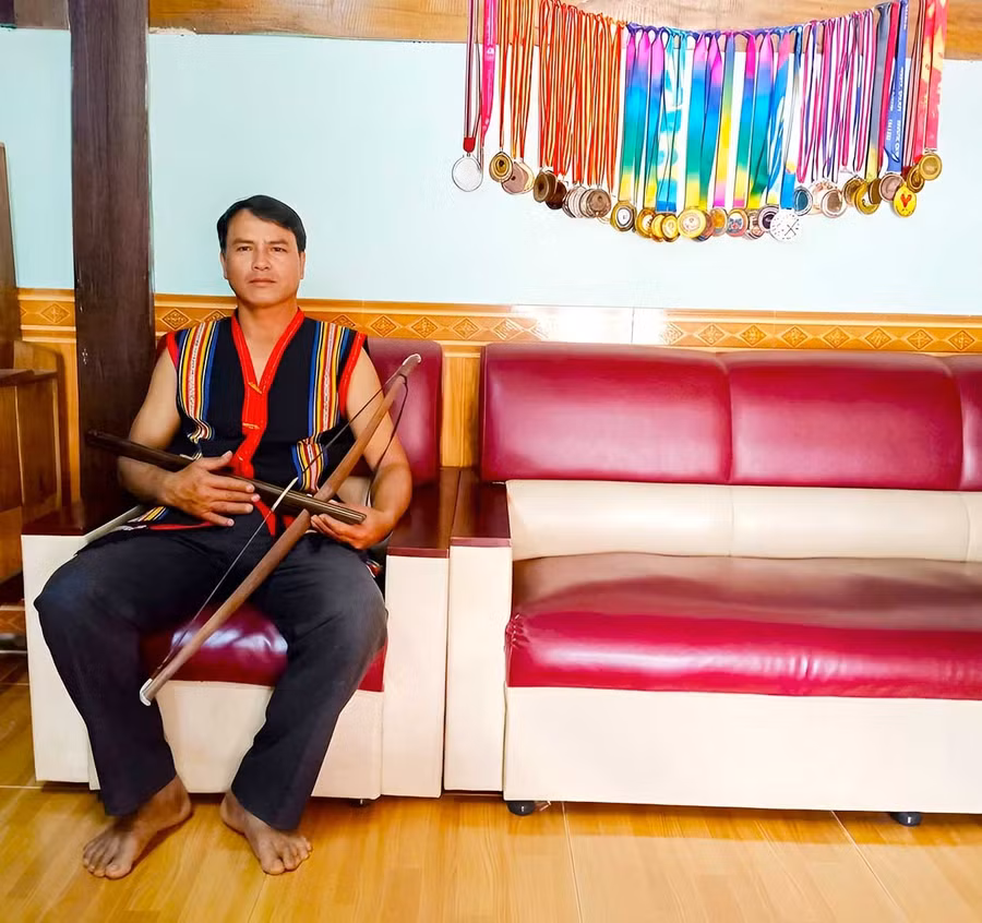 Ông A Êng đã đoạt nhiều huy chương khi thi đấu môn bắn nỏ. Ảnh: R’Ô HOK