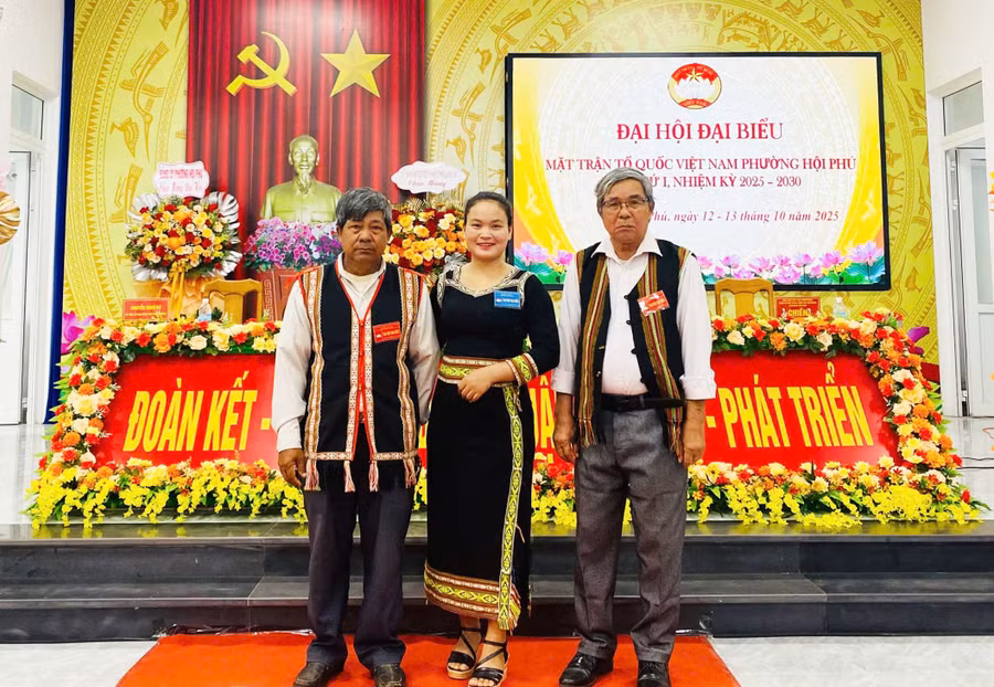 Già làng Puih Chih (đứng thứ nhất bên phải). Ảnh: Bùi Thị Lan