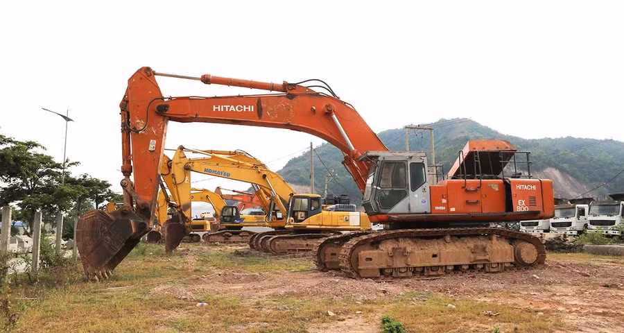 Chủ đầu tư đã tập kết phương tiện, máy móc chuẩn bị triển khai các hạng mục công trình của dự án. Ảnh: T.Sỹ