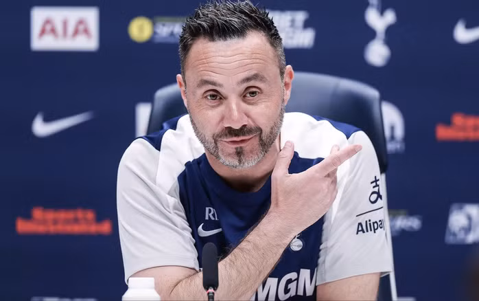 Roberto de Zebri được tín nhiệm nhưng khó trục vớt con tàu sắp đắm Tottenham