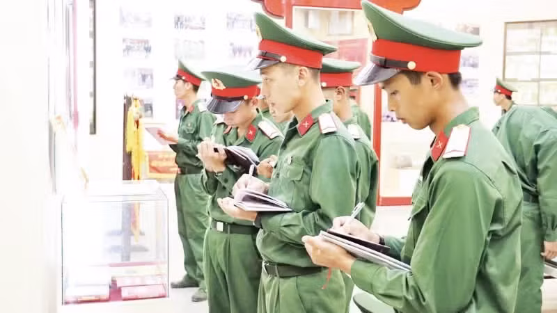 Đổi mới nội dung, phương pháp, hình thức, giáo dục chính trị, tư tưởng giúp cán bộ, chiến sĩ lực lượng vũ trang không ngừng nâng cao trình độ về mọi mặt (Ảnh: BỘ CHỈ HUY QUÂN SỰ THÀNH PHỐ HUẾ)