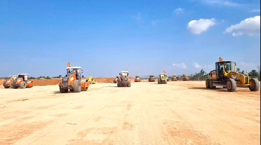 Trong những ngày lễ vừa qua, công nhân vẫn làm việc liên tục trên công trường tại dự án đường cất hạ cánh số 2 Cảng hàng không Phù Cát. Ảnh: Hải Yến