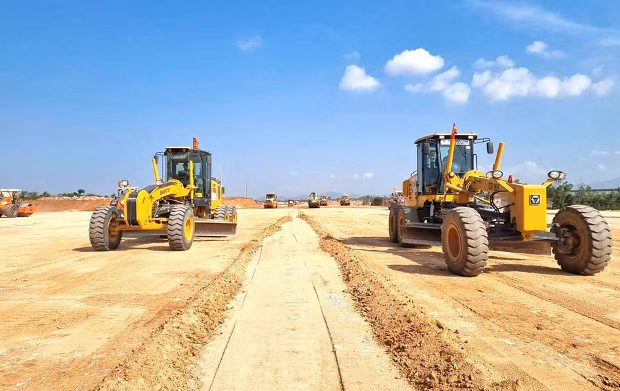 Hàng trăm công nhân cùng máy móc làm việc xuyên lễ tại dự án đường cất hạ cánh số 2 Cảng hàng không Phù Cát để đảm bảo tiến độ. Ảnh: Hải Yến