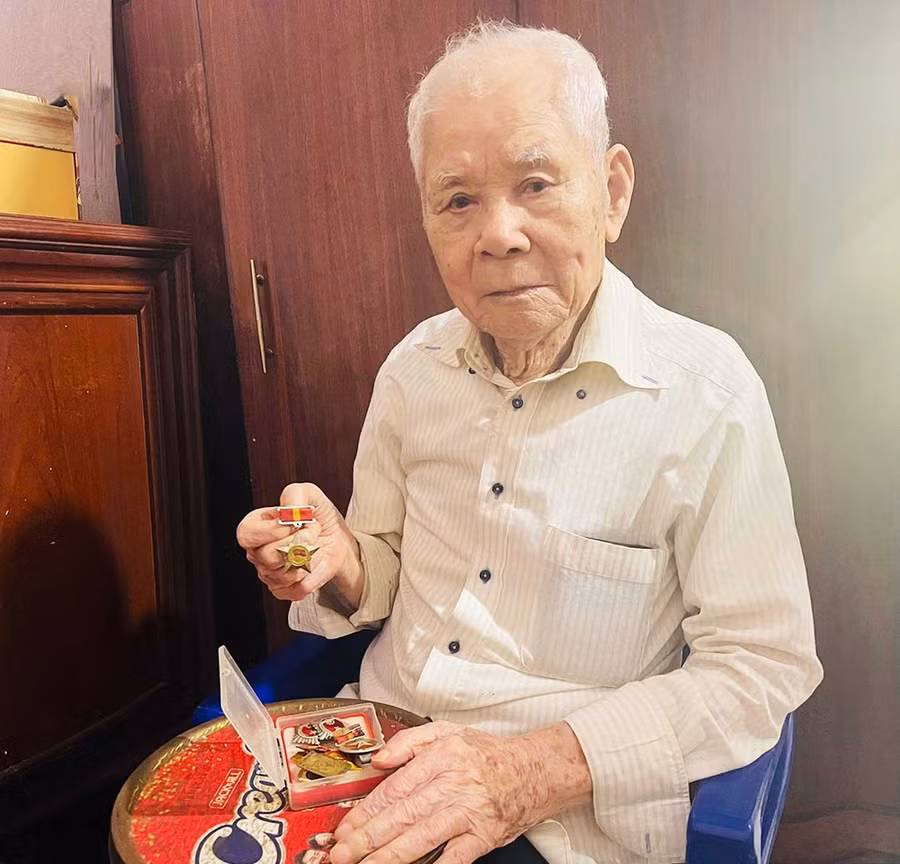 Ông Nguyễn Văn Thiện nâng niu từng kỷ vật. Ảnh: Phương Dung