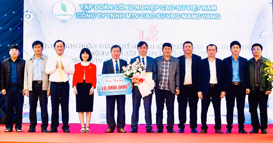 Công ty TNHH một thành viên Cao su Mang Yang tổ chức tổng kết sản xuất kinh doanh và trao thưởng cho người lao động. Ảnh: Đ.Y