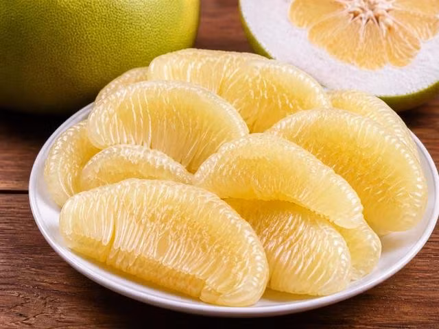 Ăn bưởi vừa phải sẽ không ảnh hưởng đến đường huyết ở người tiểu đường. ẢNH: AI