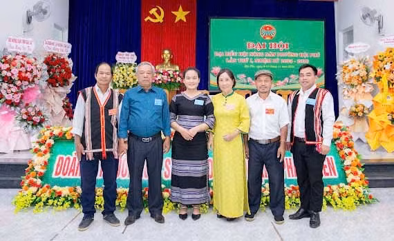Già làng Plunh (đứng thứ 2 từ phải sang). Ảnh: Bùi Thị Lan