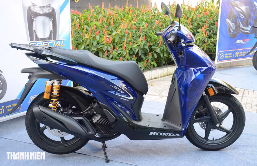Điểm nổi bật nhất trên Honda SH150i Vetro Blue 2026 là thân xe màu dương hoàn thiện bằng vật liệu đặc biệt, tạo hiệu ứng 3D giống thủy tinh. Ảnh: B.H