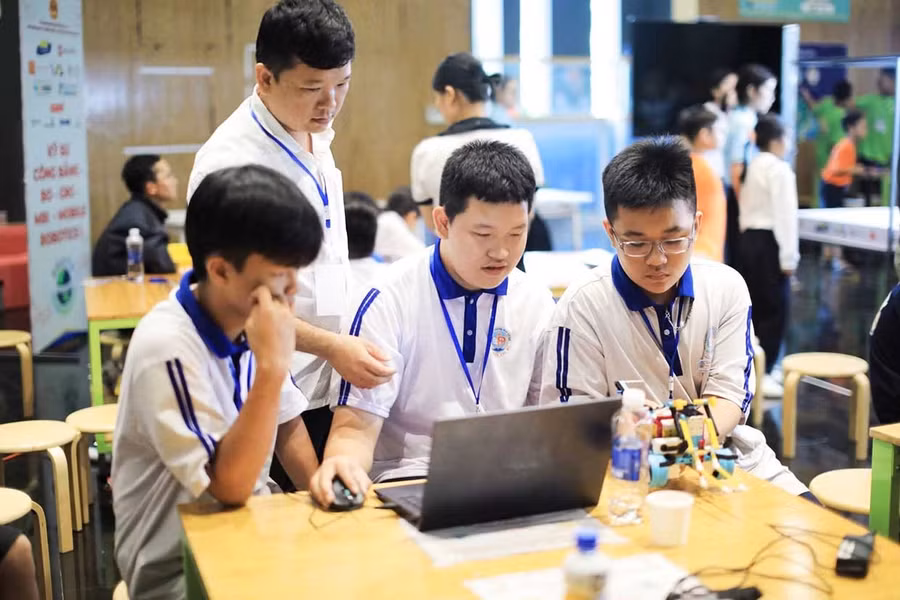 Các đội tranh tài ở Cuộc thi ROBOTACON Gia Lai mở rộng năm 2025. Ảnh: T.Lợi