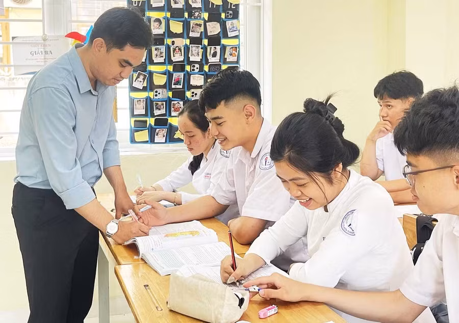 Giáo viên Trung tâm Giáo dục nghề nghiệp - Giáo dục thường xuyên tỉnh (phường Quy Nhơn Nam) đồng hành cùng học viên trước kỳ thi quan trọng. Ảnh: Hồ Điểm