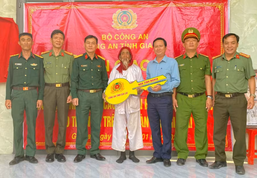 Đại diện Phòng ANCTNB cùng các đơn vị trao nhà cho người dân xã Xuân An trong Chiến dịch Quang Trung.
