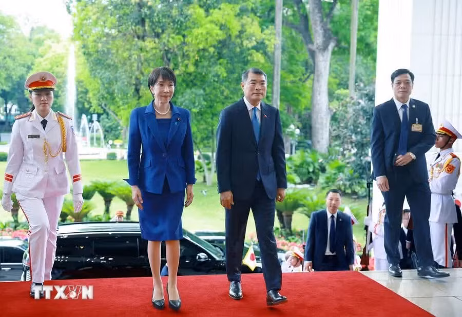Thủ tướng Lê Minh Hưng đón Thủ tướng Nhật Bản Takaichi Sanae. (Ảnh: Dương Giang/TTXVN)
