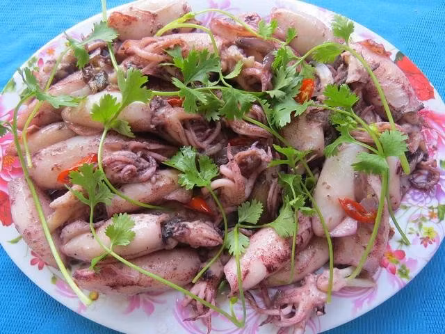 Mực xào Mỹ Á đậm đà hương vị khiến nhiều người xuýt xoa khen ngợi. . ẢNH: TRANG THY