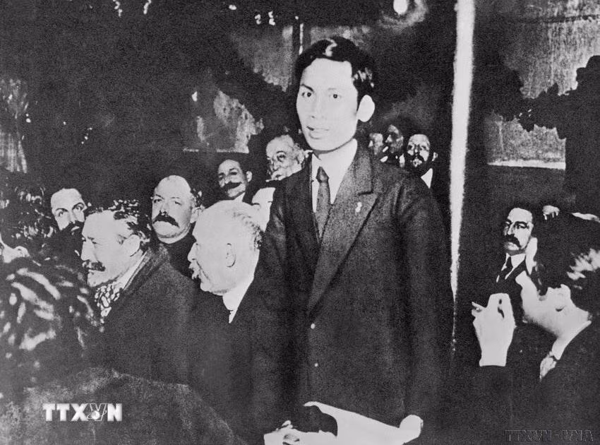 nguyen-ai-quoc-den-voi-luan-cuong-cua-lenin-moc-son-quan-trong-cua-cach-mang-viet-namdd.jpg