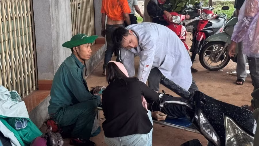 Các nạn nhân được đưa vào lề đường để sơ cứu.