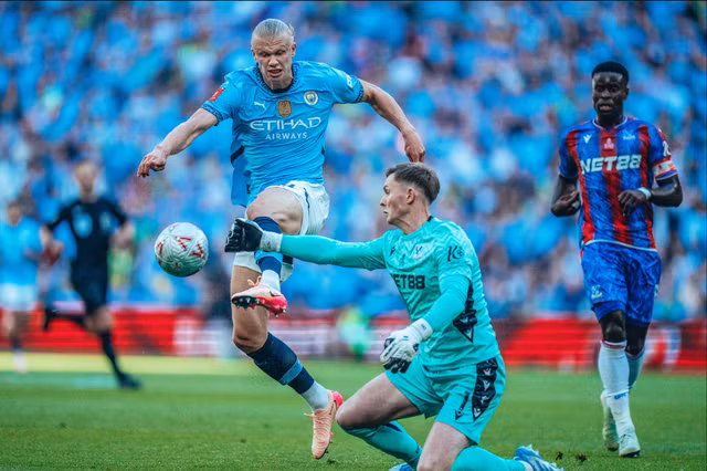 Dean Henderson lẽ ra phải nhận thẻ đỏ...