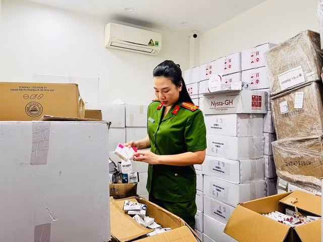 Công an kiểm tra kho hàng của vợ chồng Tiến. Ảnh: Công an Hà Nội