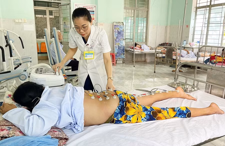 2khoa-y-hoc-co-truyen-phuc-hoi-chuc-nang-trien-khai-ky-thuat-dien-cham-da-nang-khong-dung-kim-tao-cam-giac-an-toan-xoa-diu-noi-lo-lang-cho-nguoi-benh-nhan-anh-vu-chi.jpg