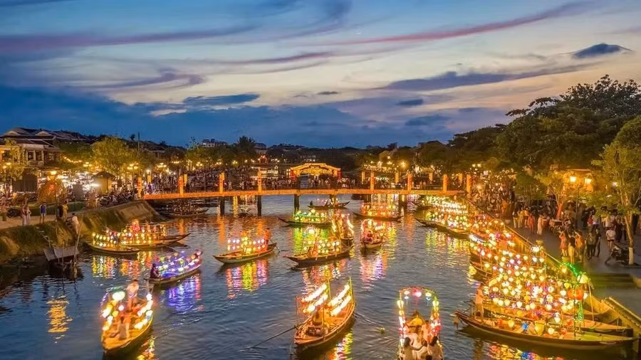 Những chiếc đèn lồng lụa đung đưa bên ngoài những dãy nhà phố màu vàng óng ở thành phố ven sông cổ kính này mang lại cho du khách sức hút không tưởng. Nằm trên bờ biển miền Trung, cuộc sống ở Hội An trôi như mật mía - chậm rãi và ngọt ngào. ẢNH: HIEN PHUNG THU