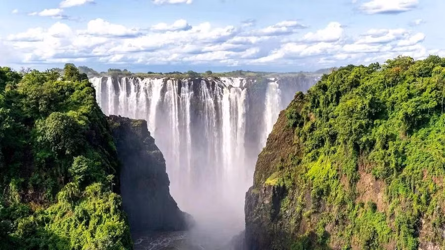 Nằm giữa biên giới Zambia và Zimbabwe, Victoria được biết đến là thác nước lớn nhất thế giới. Nơi này từng nhiều lần được bình chọn trong danh sách điểm đến đẹp nhất thế giới. ẢNH: TIME OUT