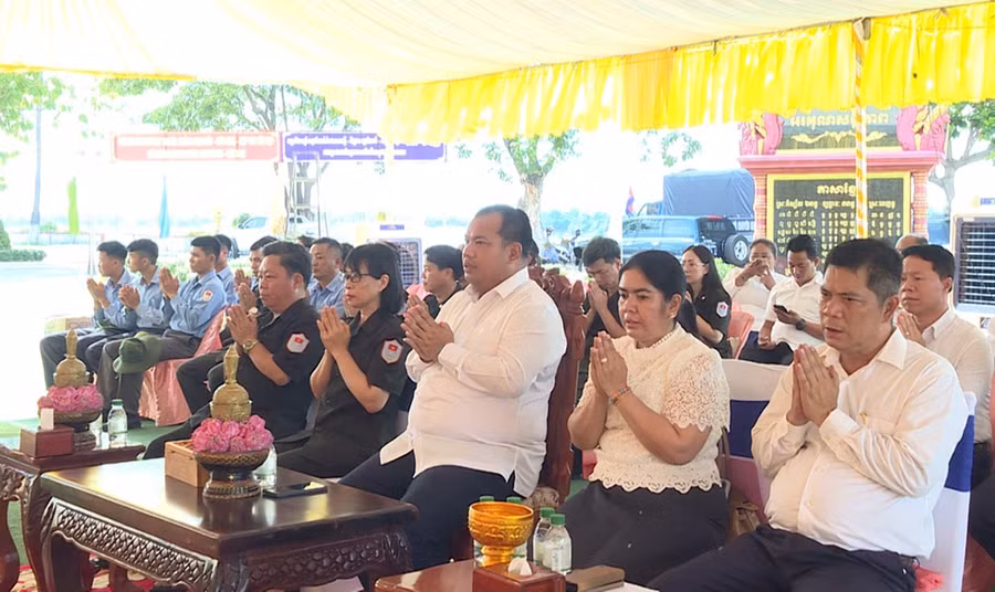 2lanh-dao-tinh-stung-treng-va-lanh-dao-ban-chuyen-trach-tinh-gia-lai-cau-sieu-cho-cac-liet-sy.jpg