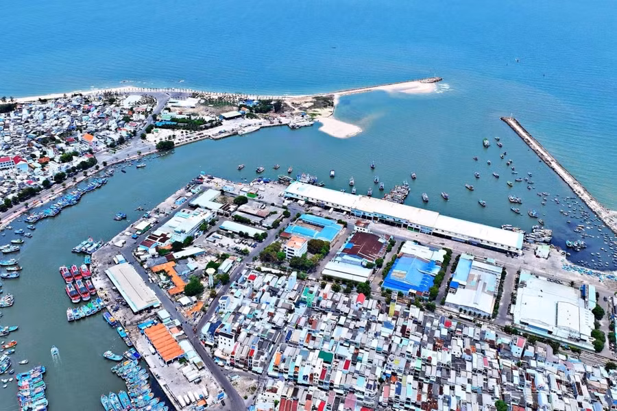 Bình Thuận có đường bờ biển dài 192km với nhiều cảng biển lớn (Trong ảnh là một góc vịnh cảng Phan Thiết)