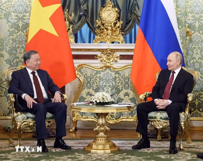 Tổng Bí thư Tô Lâm hội đàm hẹp với Tổng thống Nga Vladimir Putin. (Ảnh: Thống Nhất/TTXVN)