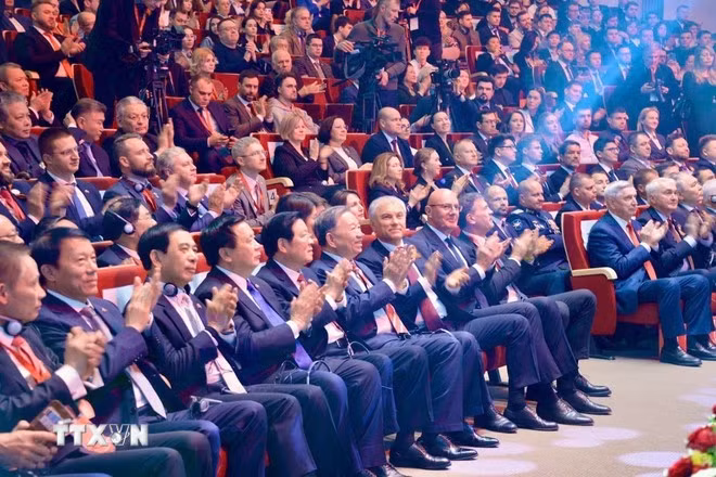 Tổng Bí thư Tô Lâm và Chủ tịch Duma Quốc gia (Hạ viện) Liên bang Nga Vyacheslav Volodin cùng các đại biểu dự buổi gặp gỡ và phát biểu Chính sách tại Học viện Tổng thống Nga. (Ảnh: TTXVN phát)