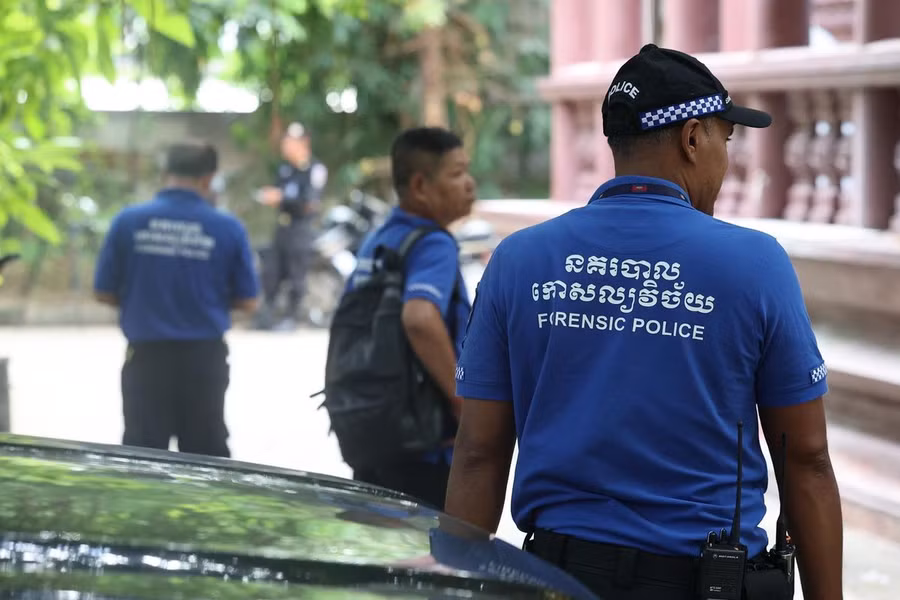 Cảnh sát Campuchia có mặt tại ngôi chùa ở Phnom Penh để thực hiện khám nghiệm tử thi sinh viên Hàn Quốc nghi bị tra tấn đến chết. Ảnh: Yonhap