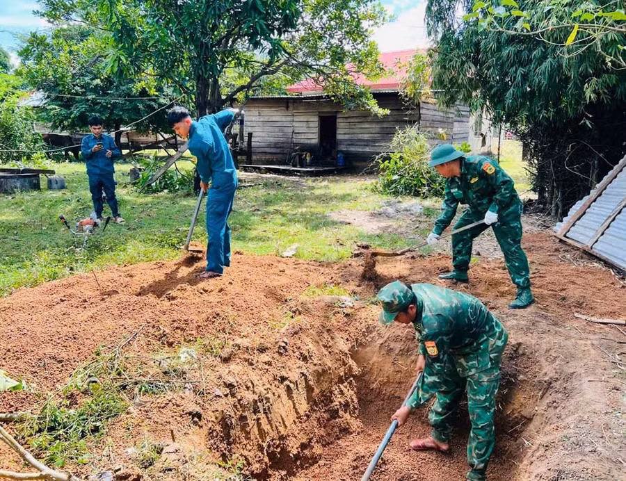 Bộ đội Đồn Biên phòng Ia Mơ và lực lượng dân quân xã Ia Mơ đào hố rác giúp gia đình bà Rơ Lan Blê (làng Hnap).