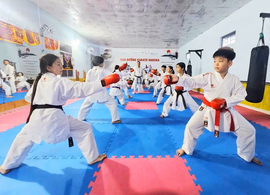 Các võ sinh của Câu lạc bộ Karate Hasuka trong một buổi tập luyện.