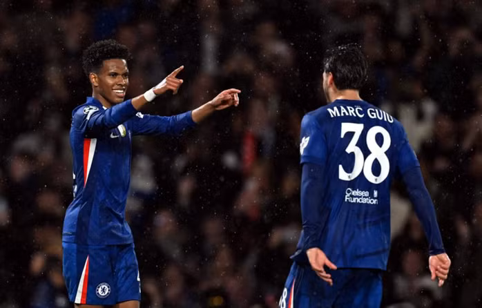Estevao (18 tuổi 181 ngày) và Guiu (19 tuổi 291 ngày) ghi bàn đầu tiên tại Champions League