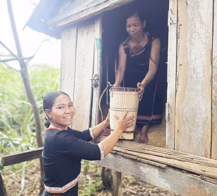 Các hội viên góp thóc vào “Kho thóc tình thương” của Chi hội Phụ nữ làng Klah.